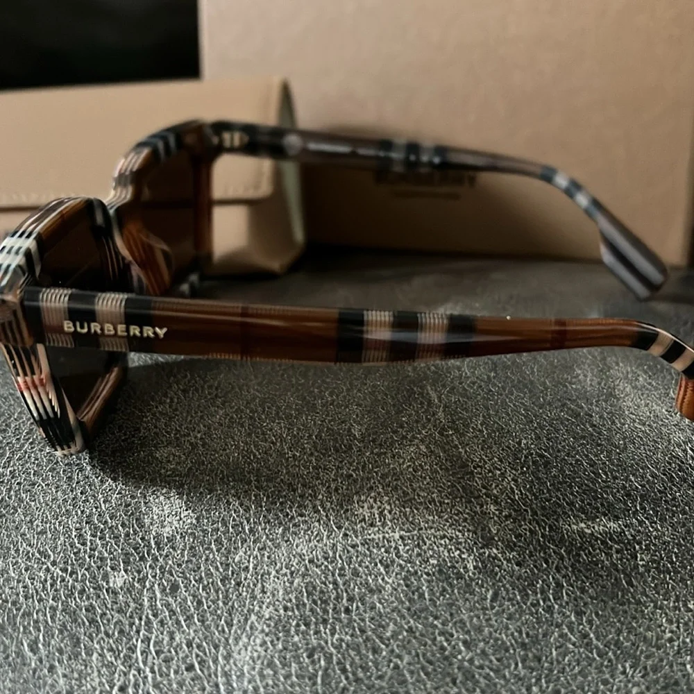Brand new authentic Burberry sunglasses - Picture 5 of 7